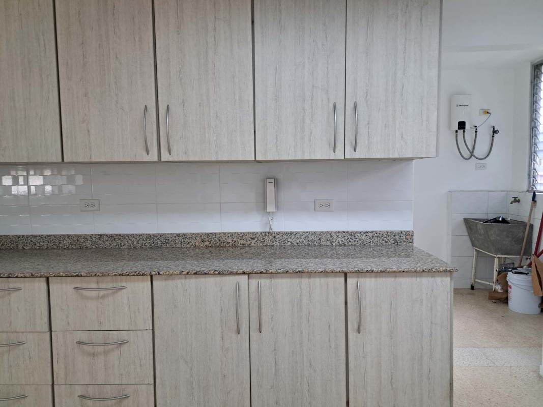 Master bedroom with built-in wardrobe and natural light in PH El Carmen Panama