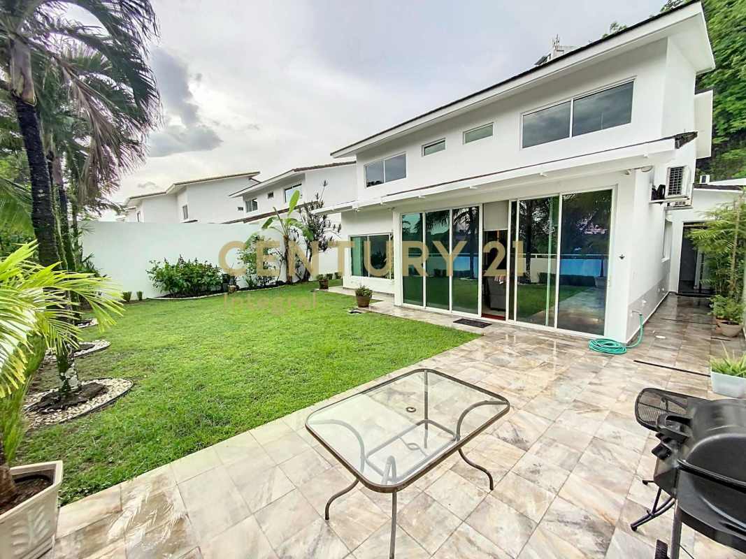Covered patio with tiled flooring and green backyard in Altos de Panamá PH Horizontes