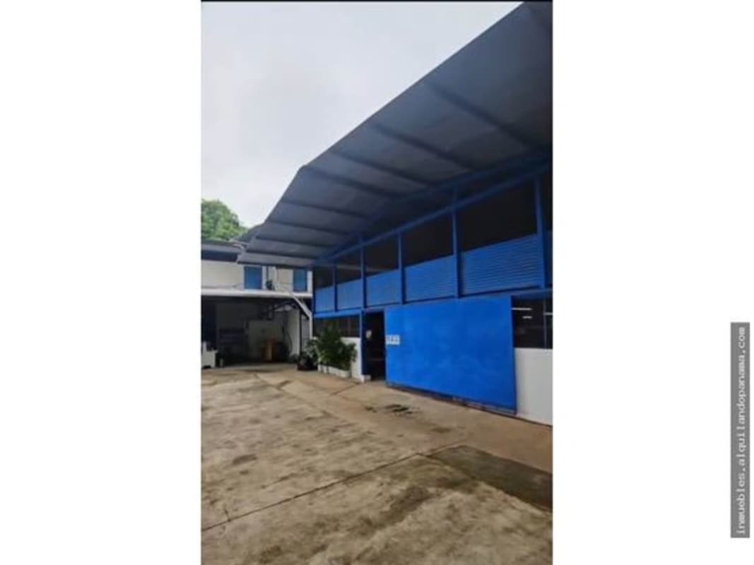Interior view with metal shelving, high ceilings and concrete floor of warehouse for sale in Panama