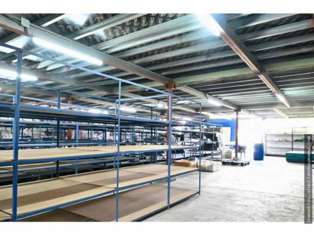 Industrial storage room with shelving, concrete floor suitable for commercial use in Panama