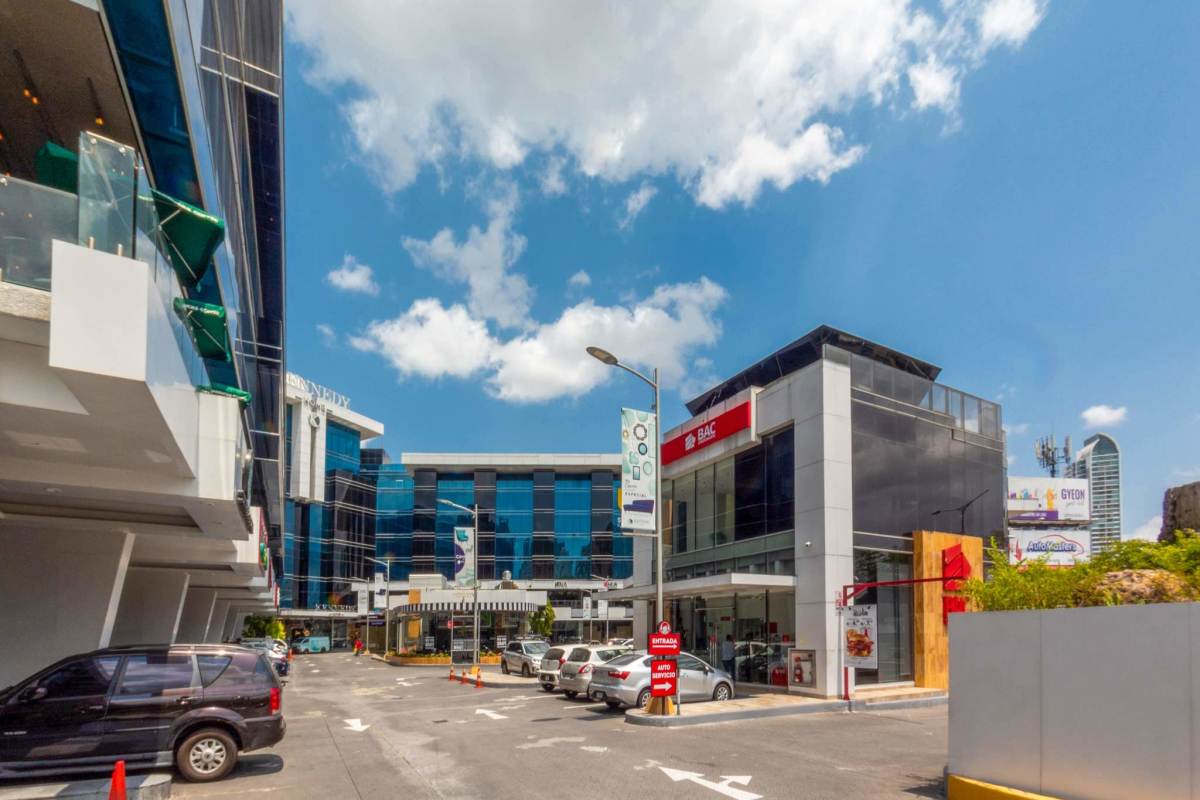 Ready office space with natural light and city view in Street Mall San Francisco Panama