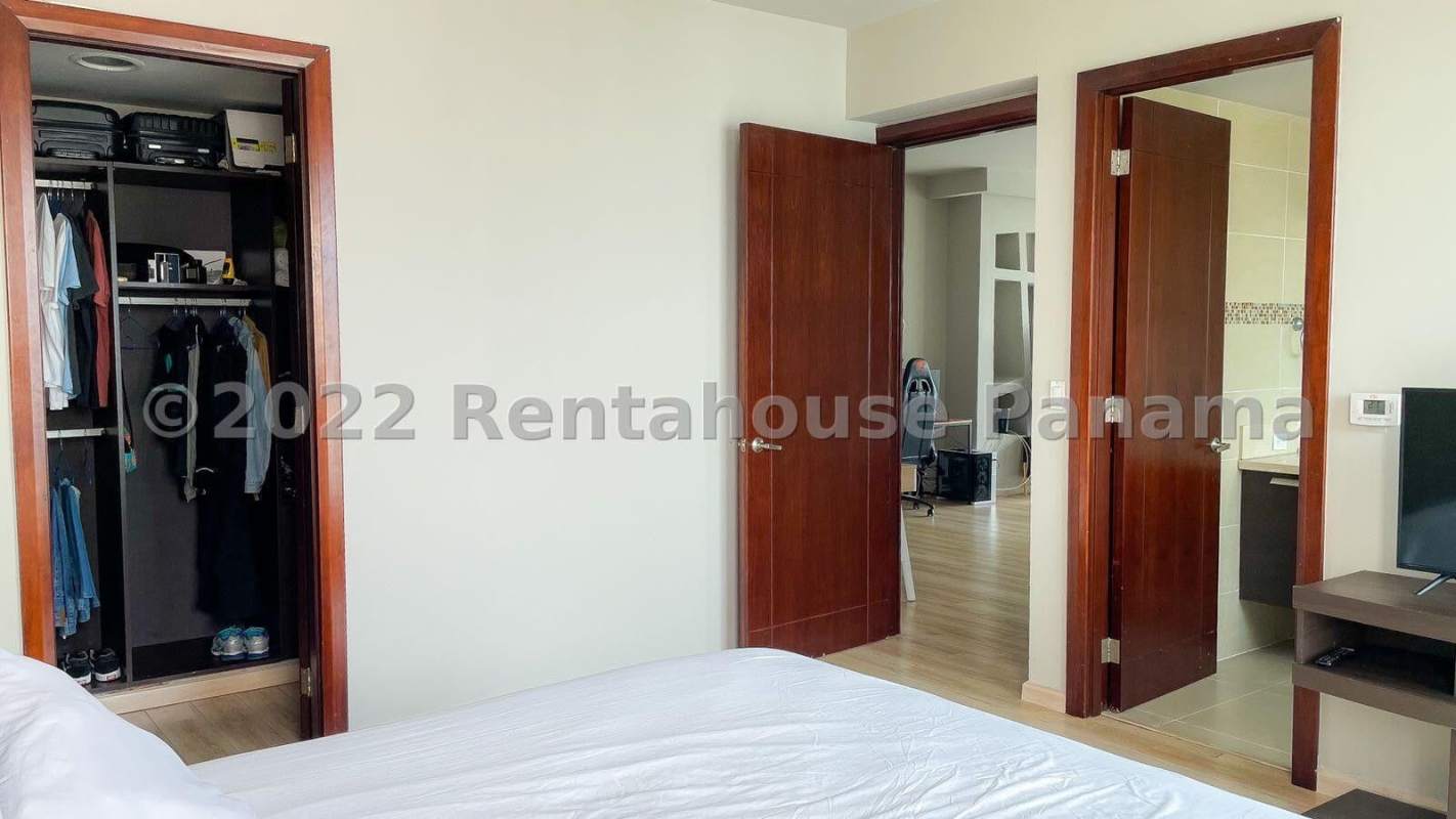 Elegant master bedroom with wood flooring and walk-in closet in PH Oceania Punta Pacifica