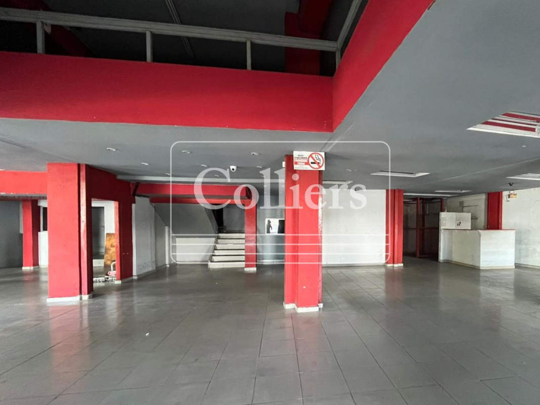 Inside view of commercial building with mezzanine support columns tiled floors PH Exposition Center Calidonia Panama