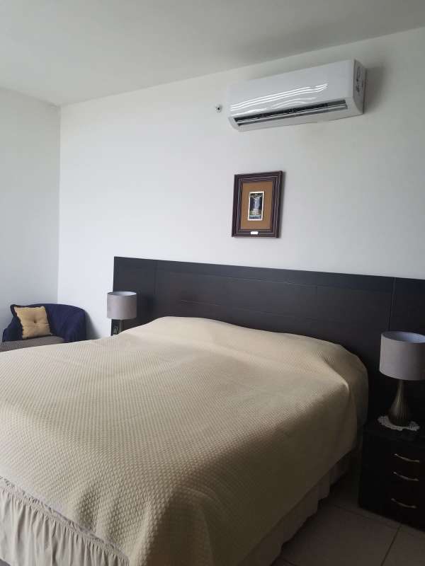 Bedroom with large bed, ensuite bathroom, AC, and closet in PH 4 Horizontes Panama