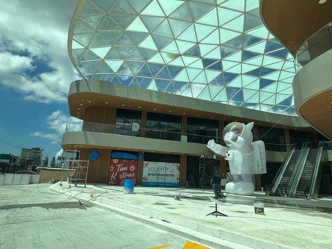 Modern exterior view glass dome and commercial spaces at Panama Plaza Vía Transístmica