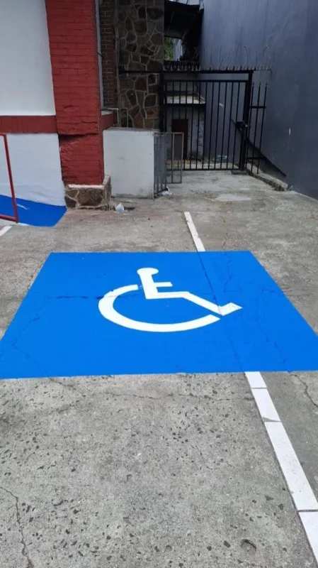 Parking for customers with accessible parking space at commercial property Calle 50 in Bella Vista Panama