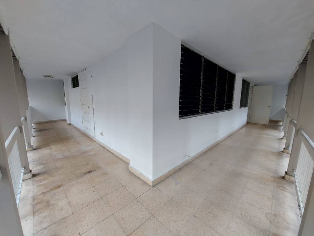 Corridor with windows and tiled floors in PH El Cangrejo Classic Panama