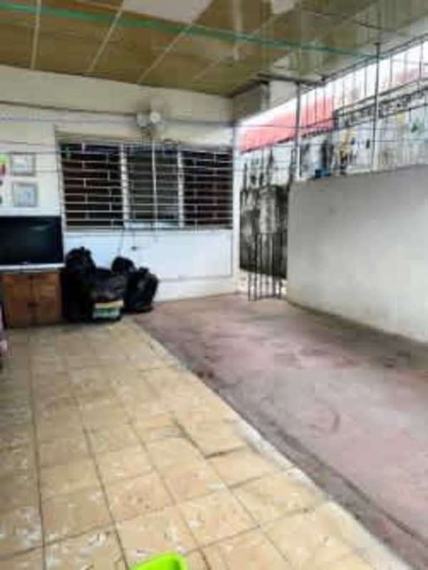 Front garden yard with fence detached house in Chanis Panama City