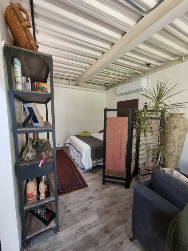 Bedroom studio space with workspace industrial ceiling PH Clayton Park Panama