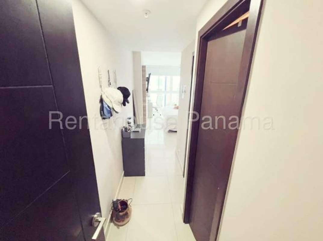 Contemporary bathroom with glass shower enclosure and vessel sink in PH Genesis Tower Panama