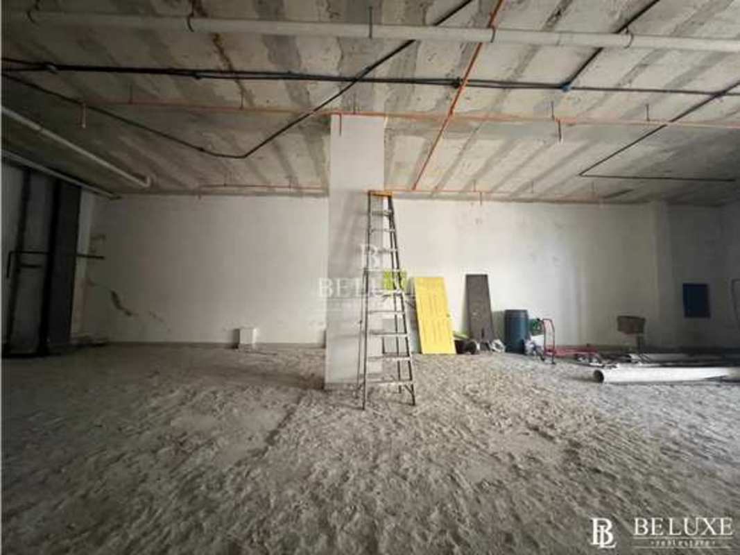 Unfinished open floor commercial space with concrete floor and ceiling in Plaza Bella Vista