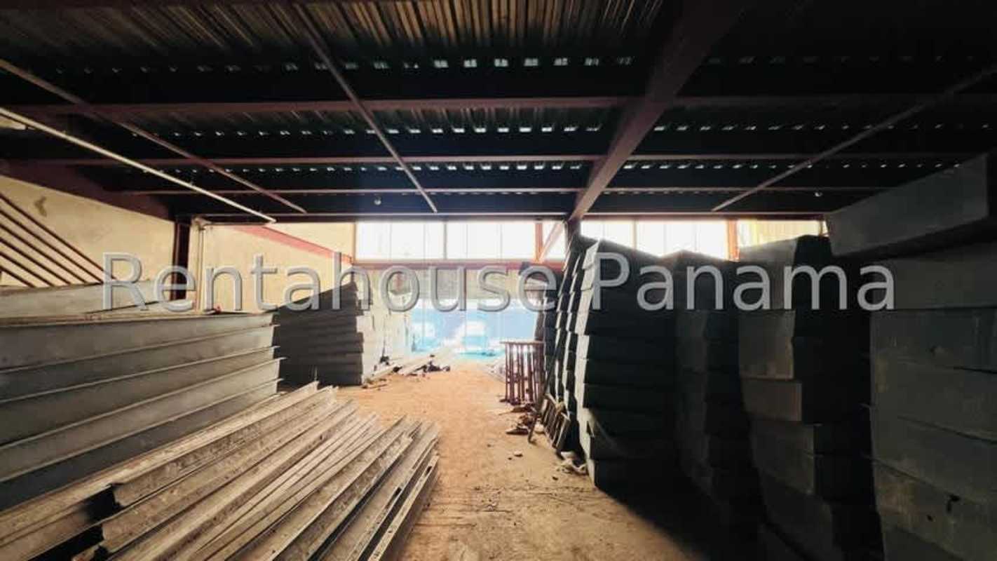 Warehouse mezzanine level with open industrial space Tocumen Panama for sale