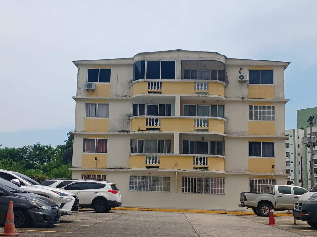 Bright living room with ceramic floor and balcony access PH El Crisol El Crisol Panama
