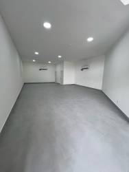 Spacious commercial interior with large glass entrance door, recessed lighting, AC units Plaza BAC David