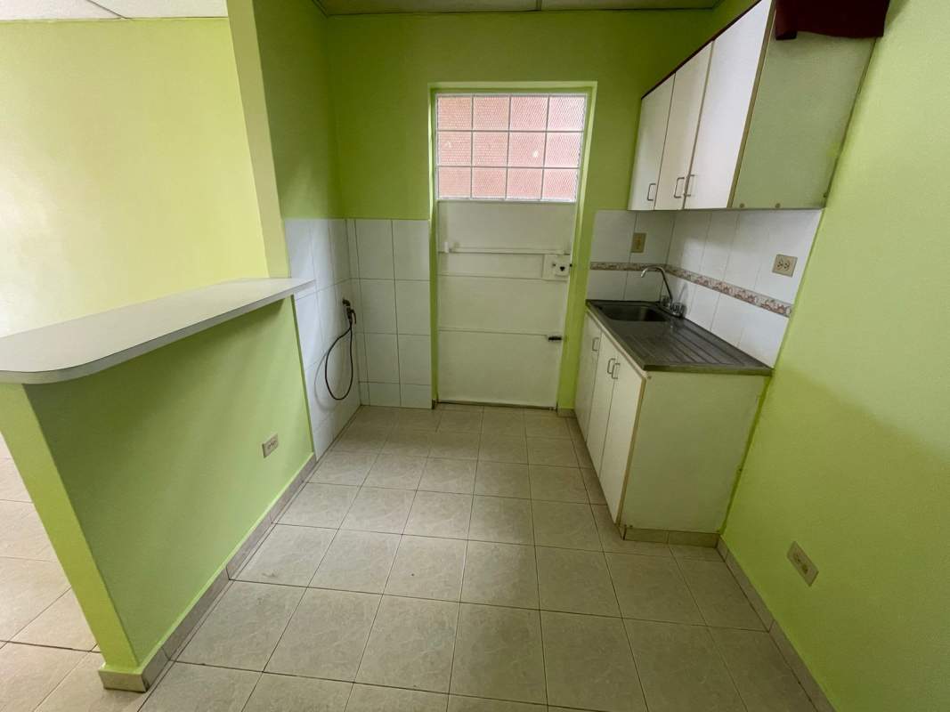Bedroom with built-in closet, tiled floor and window Las Acacias Panama house