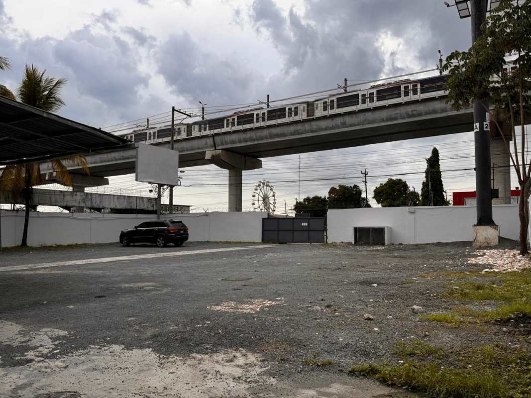 Spacious warehouse interior with exposed steel beams, concrete floor in Panama City