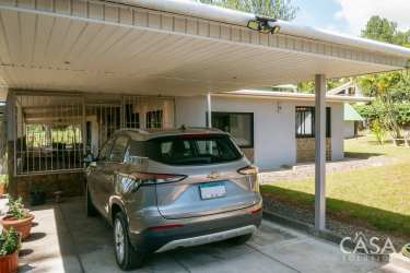 Covered terrace patio with outdoor table, barbecue and mountain views Potrerillos Panama