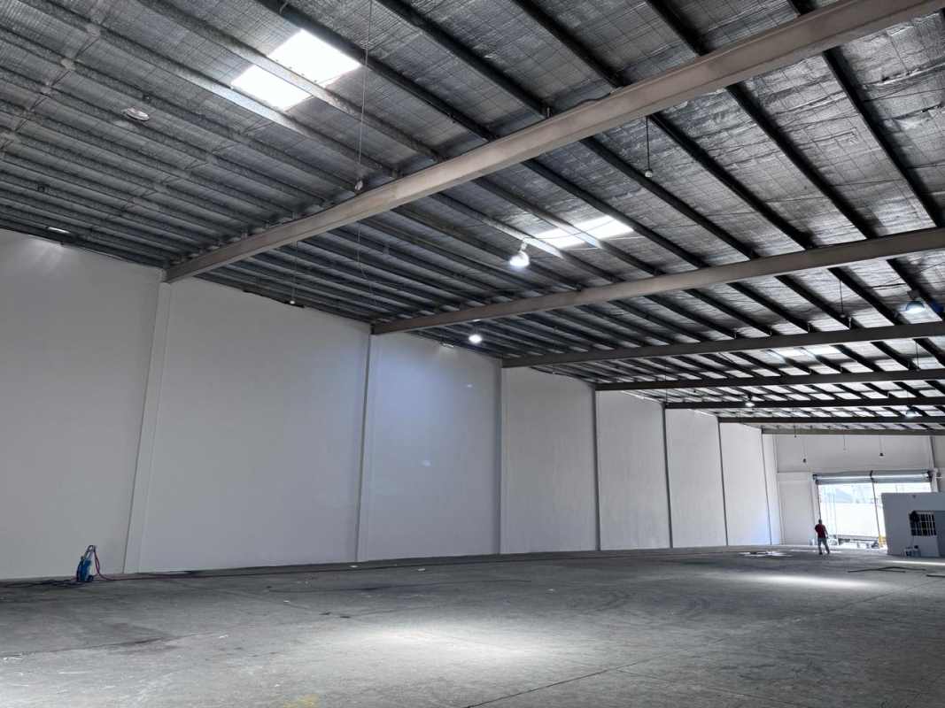 Open warehouse with skylights and concrete floors for rent Costa del Este
