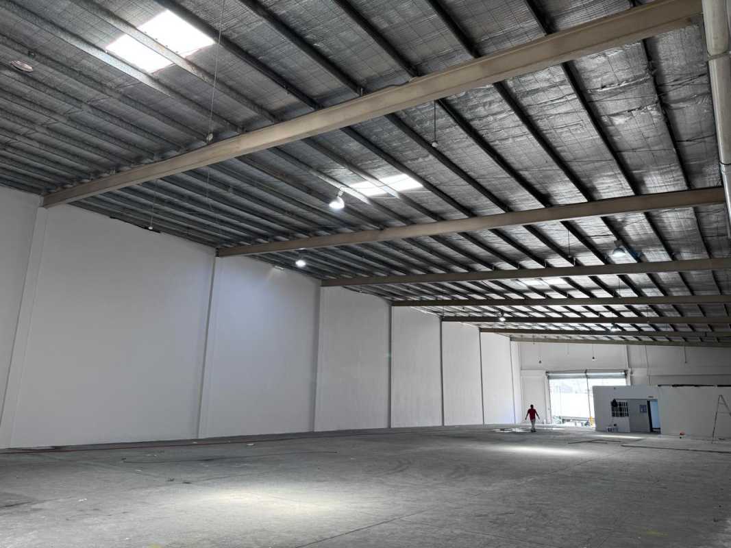 Large industrial warehouse interior high ceiling insulated roof for rent Panama