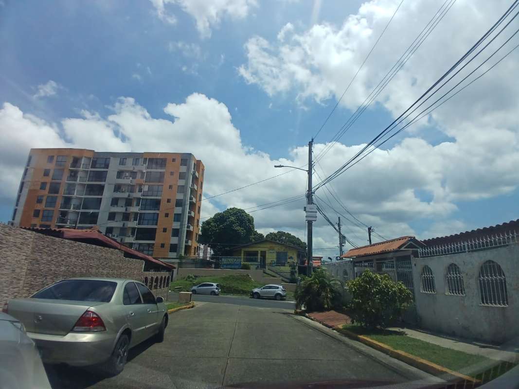 Second furnished bedroom with split AC and built-in closet in Pueblo Nuevo house