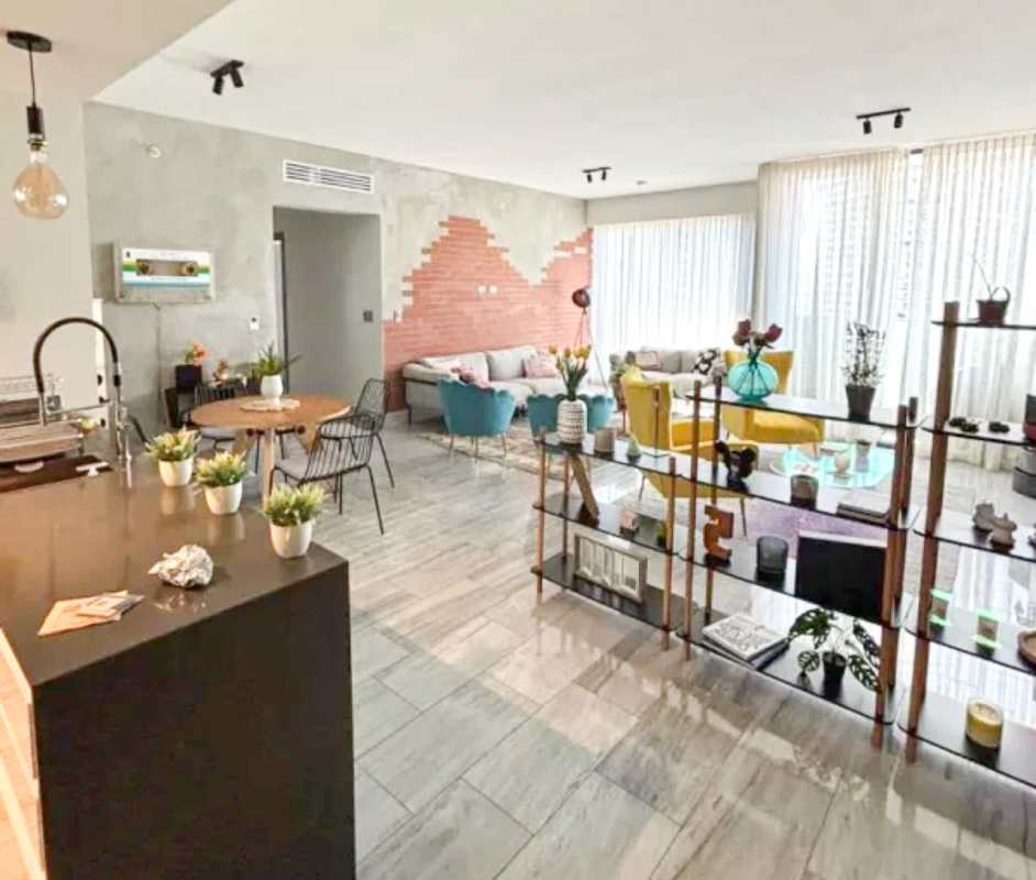 Bright luxury living room with marble floors, balcony, city views PH Nuovo Avenida Balboa Panama