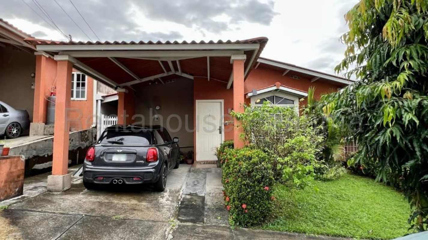 Single-story home with carport, courtyard garden Ciudad del Lago Panama