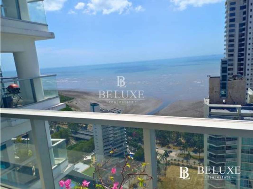 Rooftop social area with infinity pool and jacuzzi in PH Parkside Costa del Este Panama