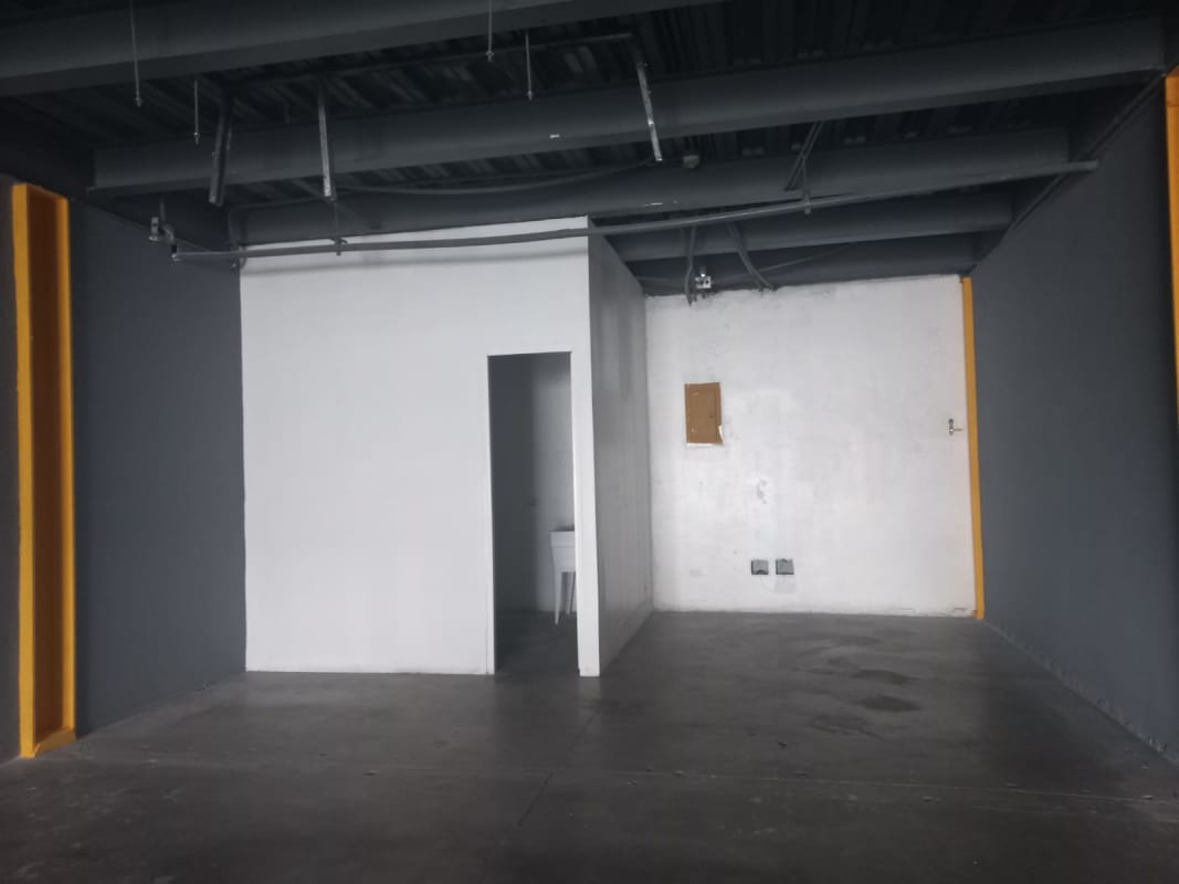 Spacious ground floor commercial unit concrete flooring high ceiling parking Brisas del Golf