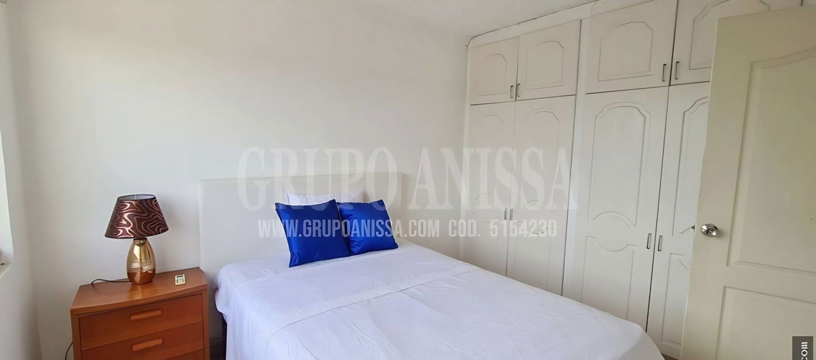 Bathroom with pedestal sink, mirror, tiled shower PH Villa de las Fuentes Panama