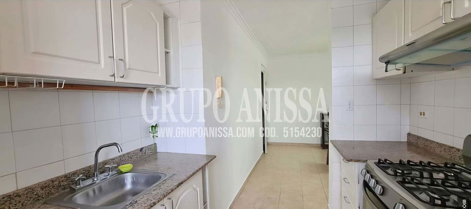 White cabinets granite countertop gas stove PH Villa de las Fuentes Panama