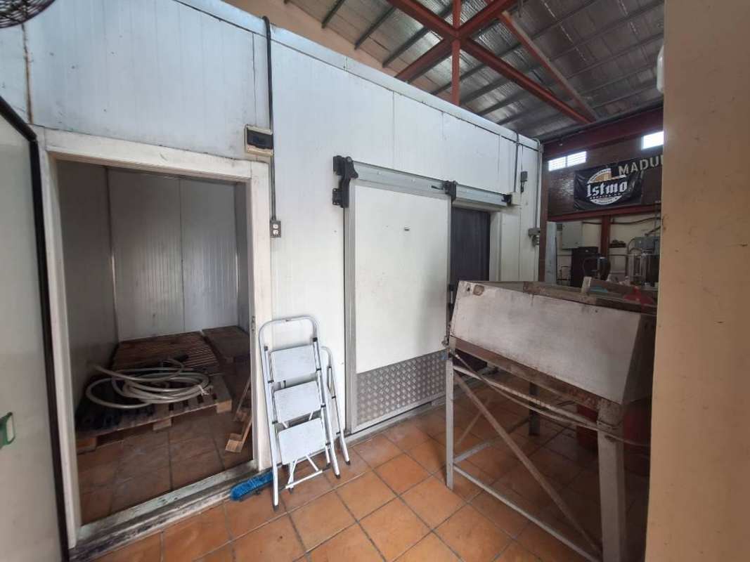 Ample parking space with covered outdoor patio in commercial industrial property Llano Bonito Panama