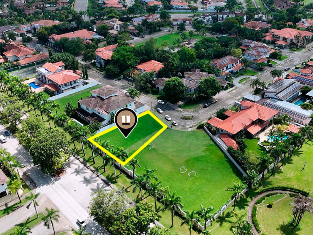 Aerial photo of Santa María with red tile houses, palm trees, highlighted 1,117m2 lot Panama City