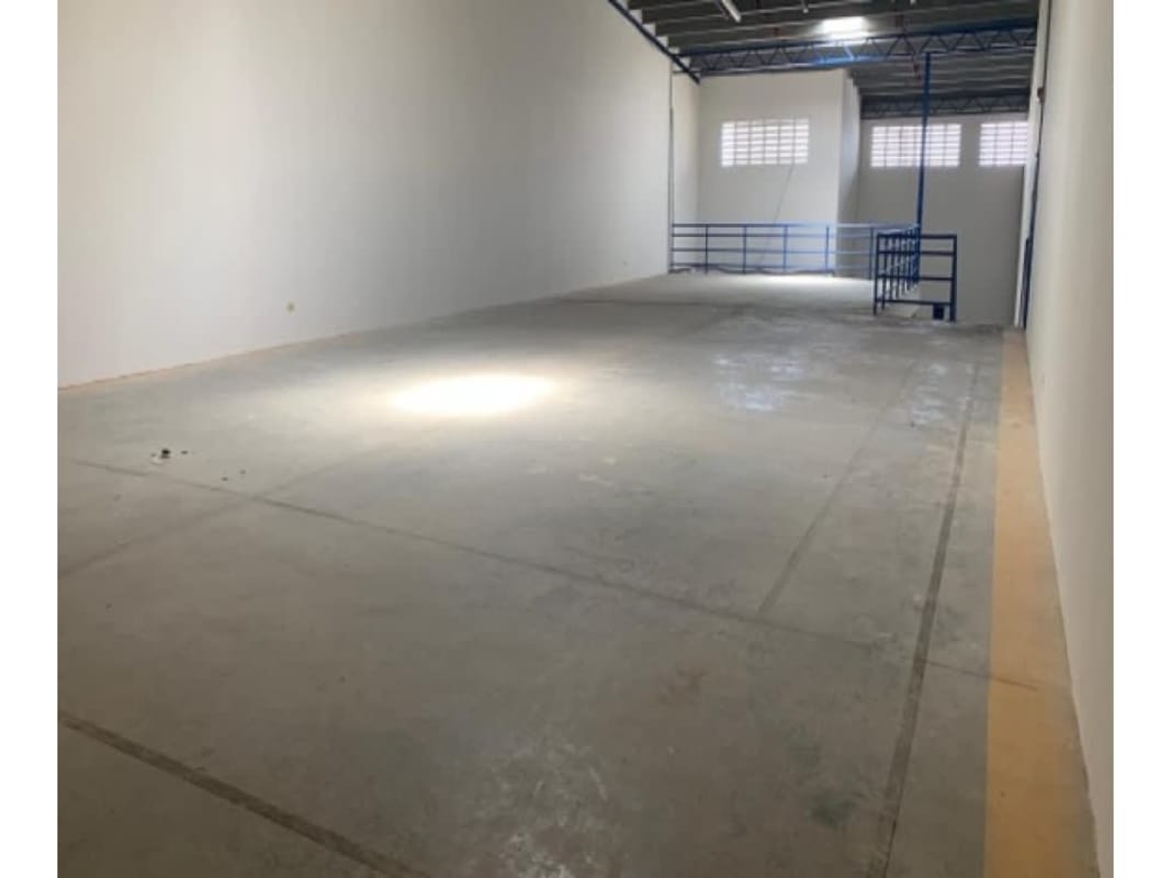 Exterior view of warehouse with loading dock areas and parking located in Juan Díaz Panama City