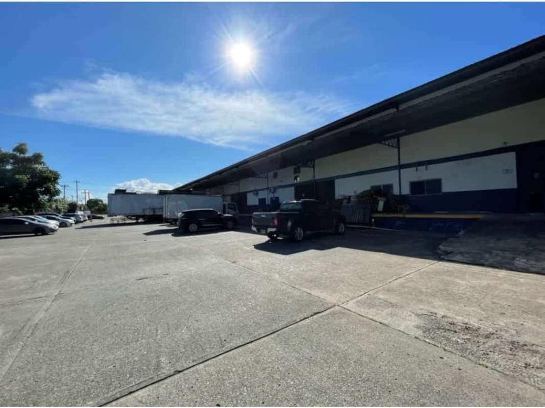Warehouse exterior view with truck loading docks and ample parking Juan Díaz Panama