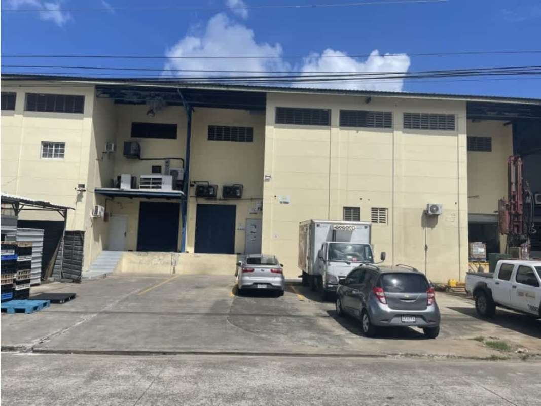 Exterior industrial building with parking spaces and truck access in Juan Díaz Panama