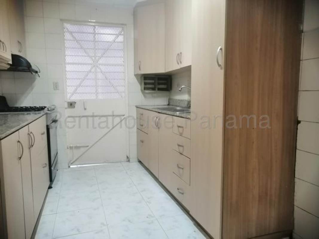 Kitchen with granite countertops, wood cabinets and gas stove Betania Panama