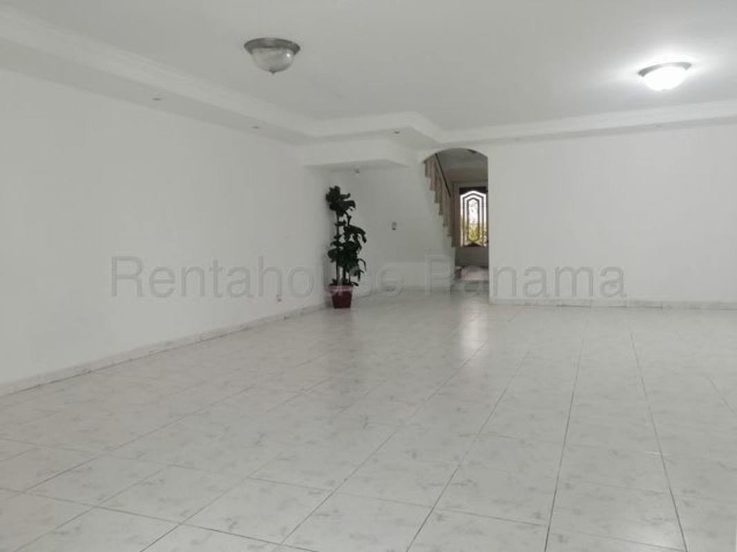 Spacious living room with ceramic tile floors, recessed lighting in Betania house for sale