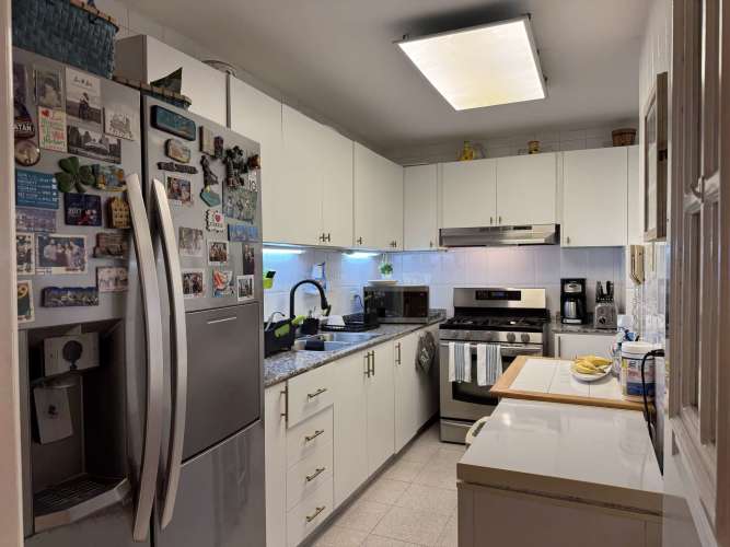 Contemporary dining space with city skyline backdrop in PH Park City luxury condo Obarrio Panama