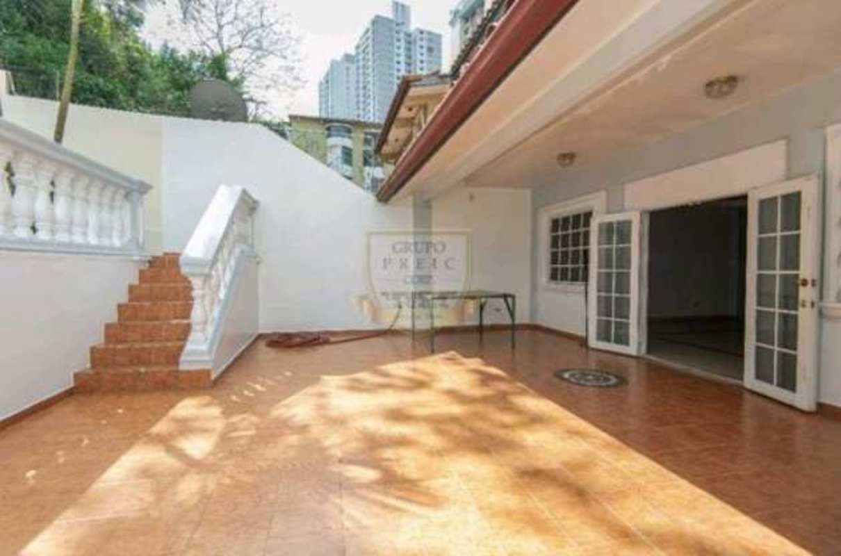 Private backyard yard with lawn swing set and perimeter fence in Villa de las Fuentes Panama