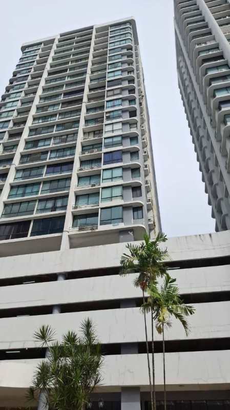 Living room with tiled floor, large windows, AC and city skyline views in PH Mirasol Punta Paitilla Panama City