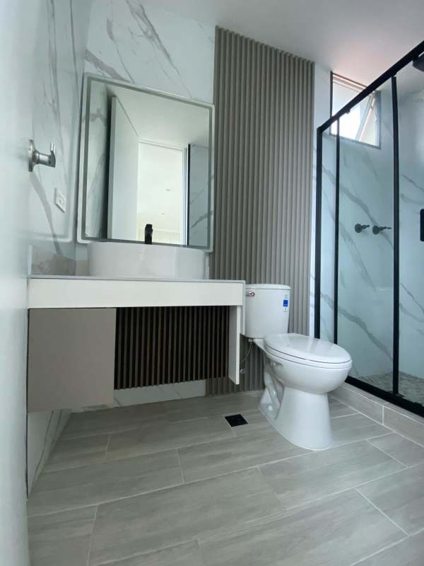 Large outdoor swimming pool with sun deck PH Mont Royale El Cangrejo Panama