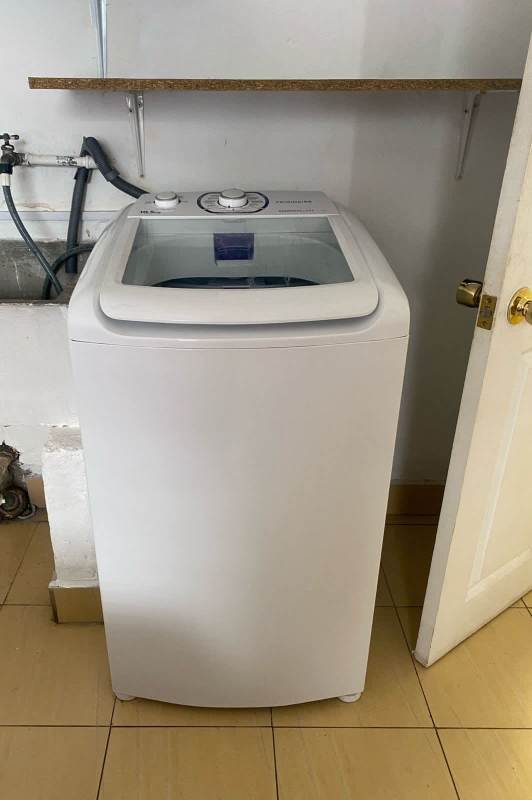 Laundry room with washing machine and shelf, PH Vía Israel near shops Panama