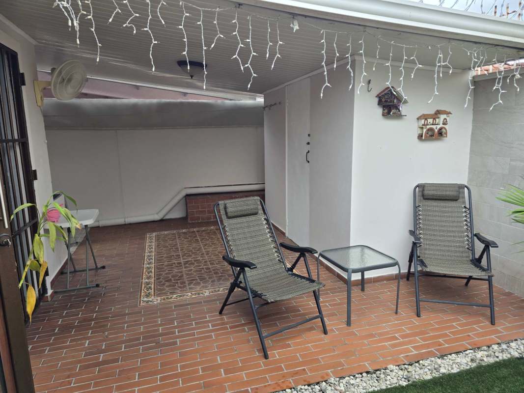 Main bedroom with big window, built-in closet, tiled floor and ceiling fan in house at Boulevard Los Laureles