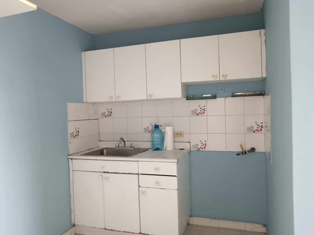 Compact kitchen with tile backsplash and white cabinets PH Vista Hermosa Panama