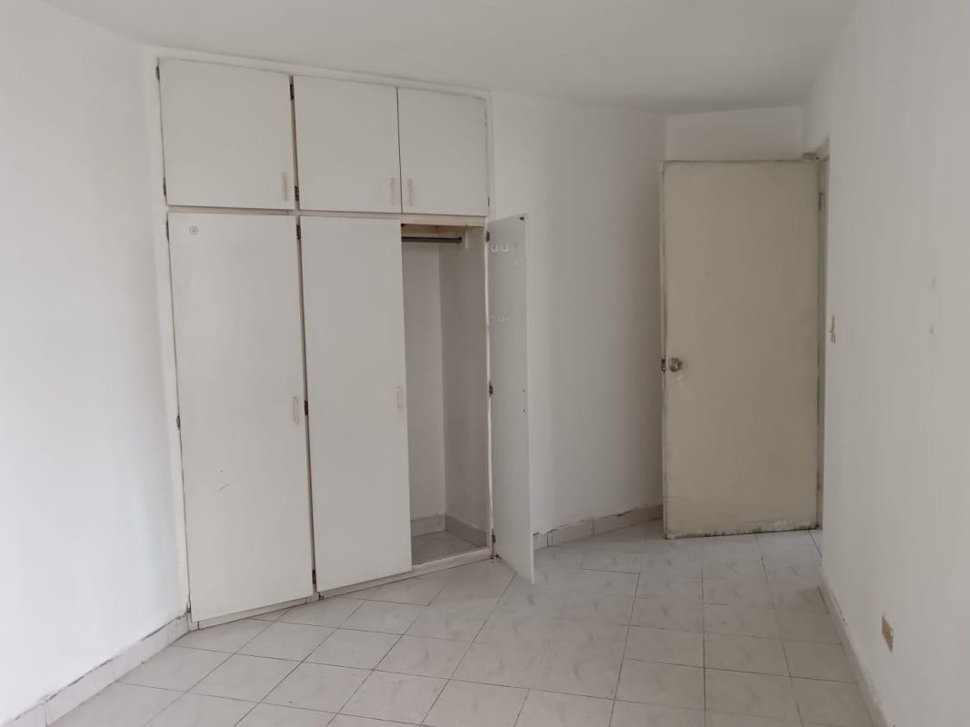 Bedroom featuring tiled floors, built-in closet, and large window PH Vista Hermosa Panama