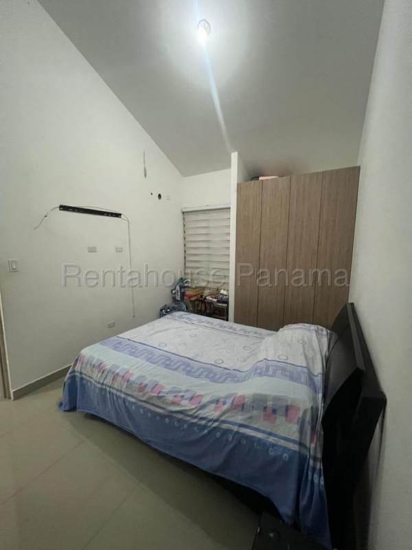 Modern bathroom with ceramic tiles, shower and vanity for rent house in Villa Zaita Panama