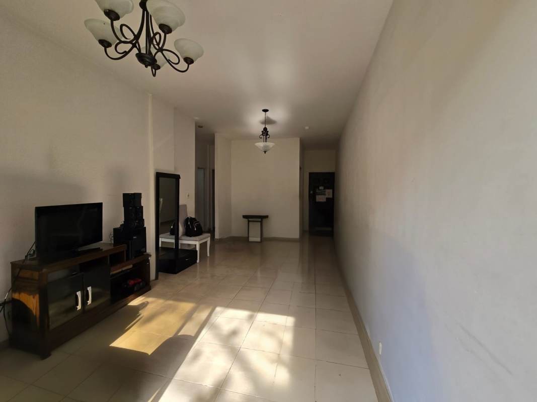 Living area with tiled floors, TV unit and natural light in PH Parque Miraflores Betania Panama