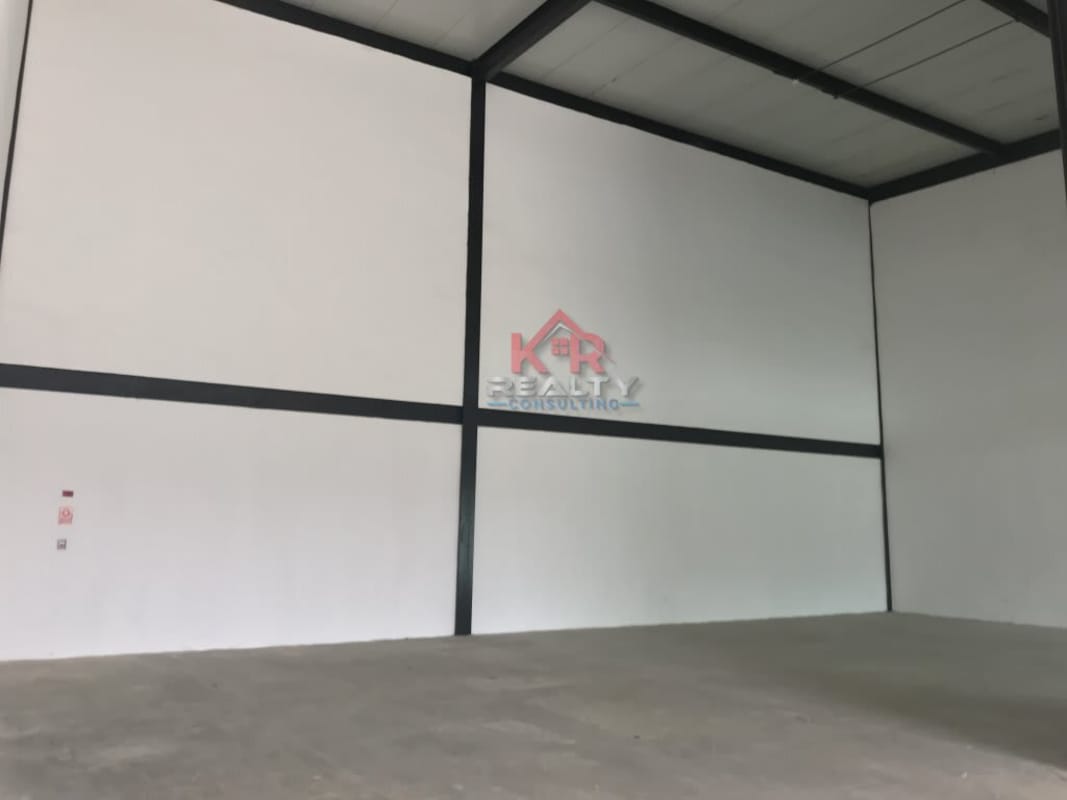 Office mezzanine in warehouse with large anodized aluminum windows, Parque Industrial Las Americas