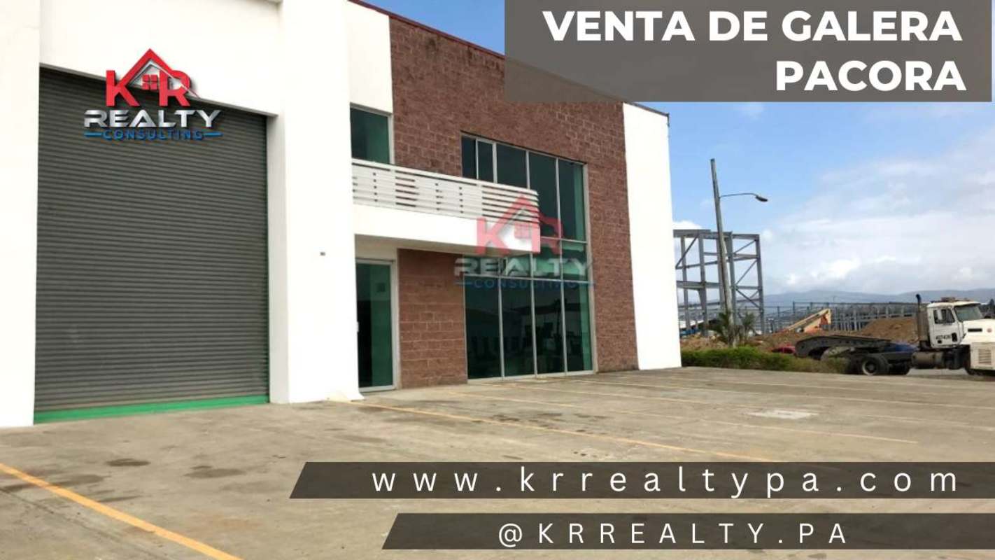 Facade corner of warehouse with balcony glass windows, roll-up door and parking at Parque Industrial Las Americas