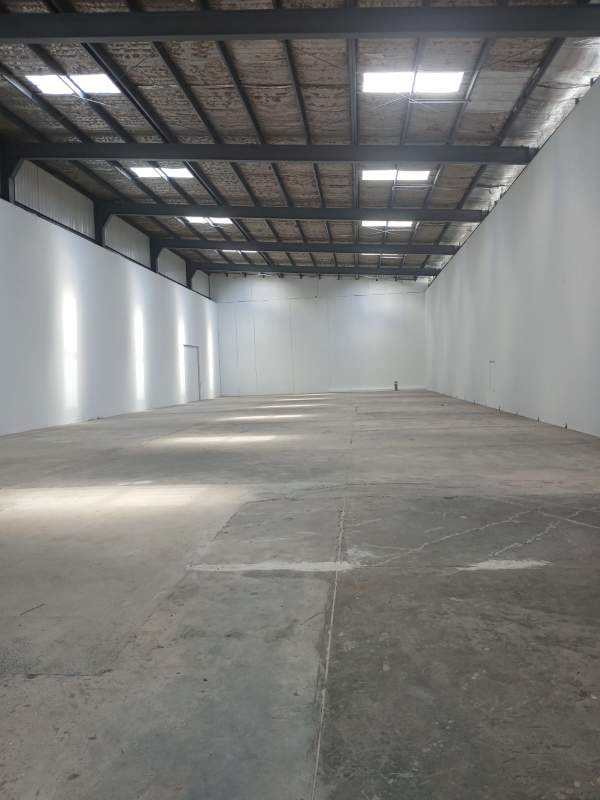 Large clear-span interior of industrial warehouse with 7m height Pedregal Panama